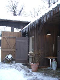 Eingangsbereich des Museums mit Eiszapfen