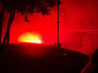 Bengalisches Feuer am Potsdamer Fu� der Glienicker Br�cke