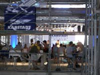 viele Leute bei Bier, Sekt und Musik