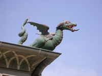 der Drache auf dem Drachenhaus, der kommt auch ohne B�rlauch aus...