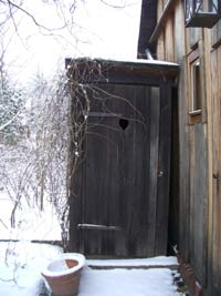 ein altes Toilettenhäuschen auf einem der Privatgrundstücke ein altes Toilettenhäuschen auf einem der Privatgrundstücke