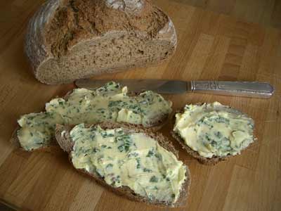 Holzofenbrot Alter Fritz mit Bärlauchbutter Holzofenbrot Alter Fritz mit Bärlauchbutter