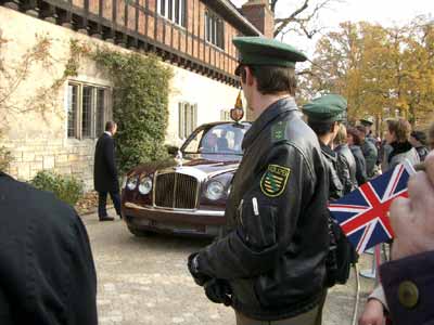 Das Auto der Königin. Auberginenfarbig, oder?