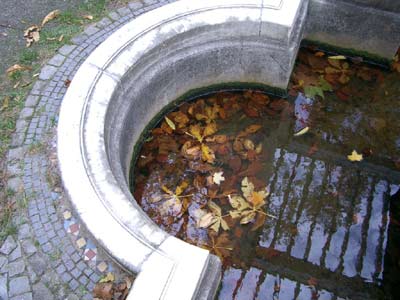 Brunnenbecken am Kasino im Schloßpark Glienicke