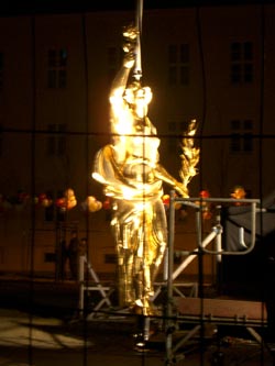 der Aufstieg der Barmherzigkeit beginnt, ein Kran hilft ihr am Scheitel hoch