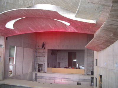 die Dachkonstruktion über Zuschauerraum und Bühne