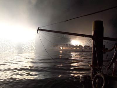 Dampfer unter der Glienicker Brücke