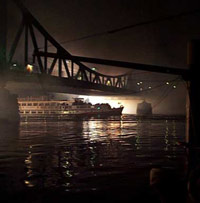 Sieben oder acht Dampfer sind bei der nächtlichen Fahrt dabei.