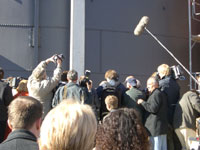 Fotografen, Kameraleute, und dahinter irgendwo die Grundsteinlegung