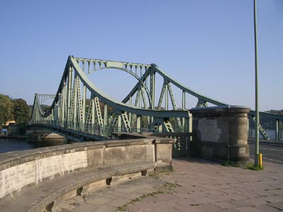 die Glienicker Brücke von der Potsdamer Seite die Glienicker Brücke von der Potsdamer Seite