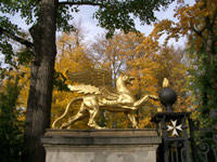 Greif am Johannitertor zum Park an der Königsstraße. Na klar, davon gibt es auch zwei, Greife meine ich...