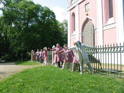 Iranische Schülerinnen an der russisch-orthodoxen Kapelle in Potsdam