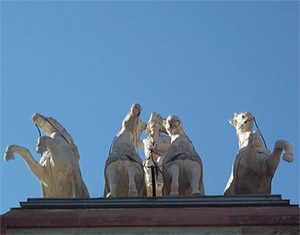 die Potsdamer Quadriga über dem Eingang zum Kutschstall am Neuen Markt