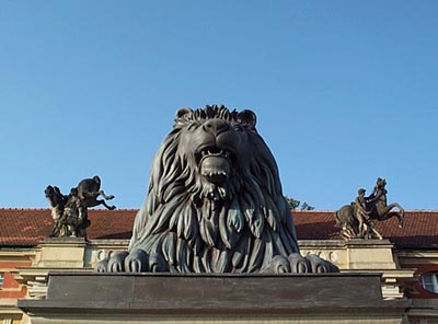 Dieser Löwe ist nicht so echt, wie er aussieht.