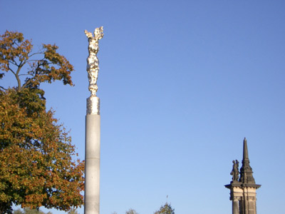 Die Nike von Wieland Förster an der Glienicker Brücke, rechts ein Detail der Kolonnaden, die den Eingang nach Potsdam markieren.