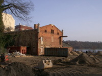das alte Produktionsgebäude der Ostermann'schen Lichterfabrik an der Berliner Straße während der Umbauarbeiten