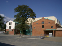 der sanierte Komplex mit dem neuen Gebäude an der Straße; in der Lichterfabrik wird es auch Wohnungen geben - die Balkons mit Blick über das Wasser