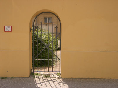 der sog. Dameneingang an der Garde-Husaren-Kaserne
