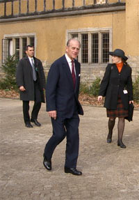 Der Ehemann der Königin - 83 Jahre alt, ein Personenschützer und eine Hofdame. Das ist ein Fersehbild des RBB.