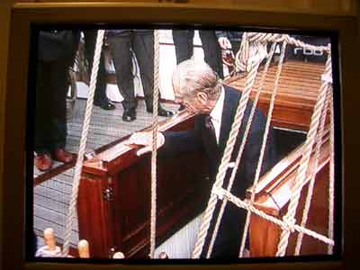 Das Bild habe ich aus dem Fernsehen, denn der Zugang zur Meierei, an deren Anleger die Fregatte lag, war zur Originalzeit gesperrt, isjaklar.