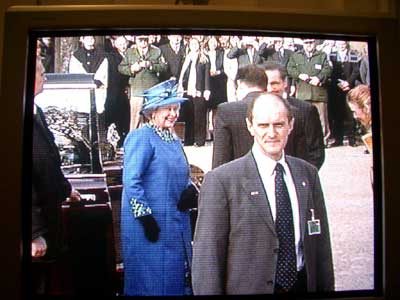Die Ankunft der Königin am Schloß Cecilienhof, wieder ein Fernsehbild vom RBB.