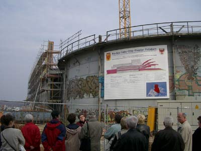 im Hintergrund der alte Gasometer, der zum Wirtschaftshof für den Theaterneubau umgebaut wird