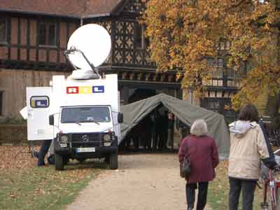 Sicherheitsschleuse für die Schaulustigen am Cecilienhof