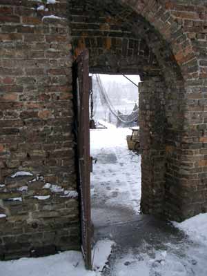 hinter einer kleinen Tür in der Stadtmauer gibt es frischen Fisch