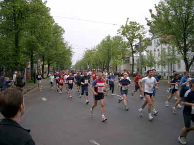 ein Kilometer nach dem Start in der Berliner Straße, Ecke Mangerstraße