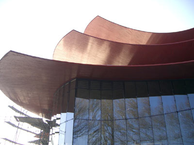 frisch verglastes Foyer des Theaterneubaus frisch verglastes Foyer des Theaterneubaus