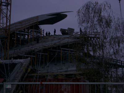 vom ersten der drei Dächer des neuen Potsdamer Theaters ist die Schalung abgenommen worden