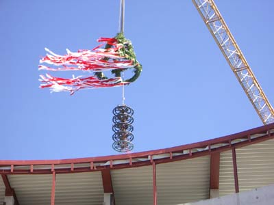 der Richtkranz über dem Rohbau des neuen Potsdamer Theaters an der Schiffbauergasse